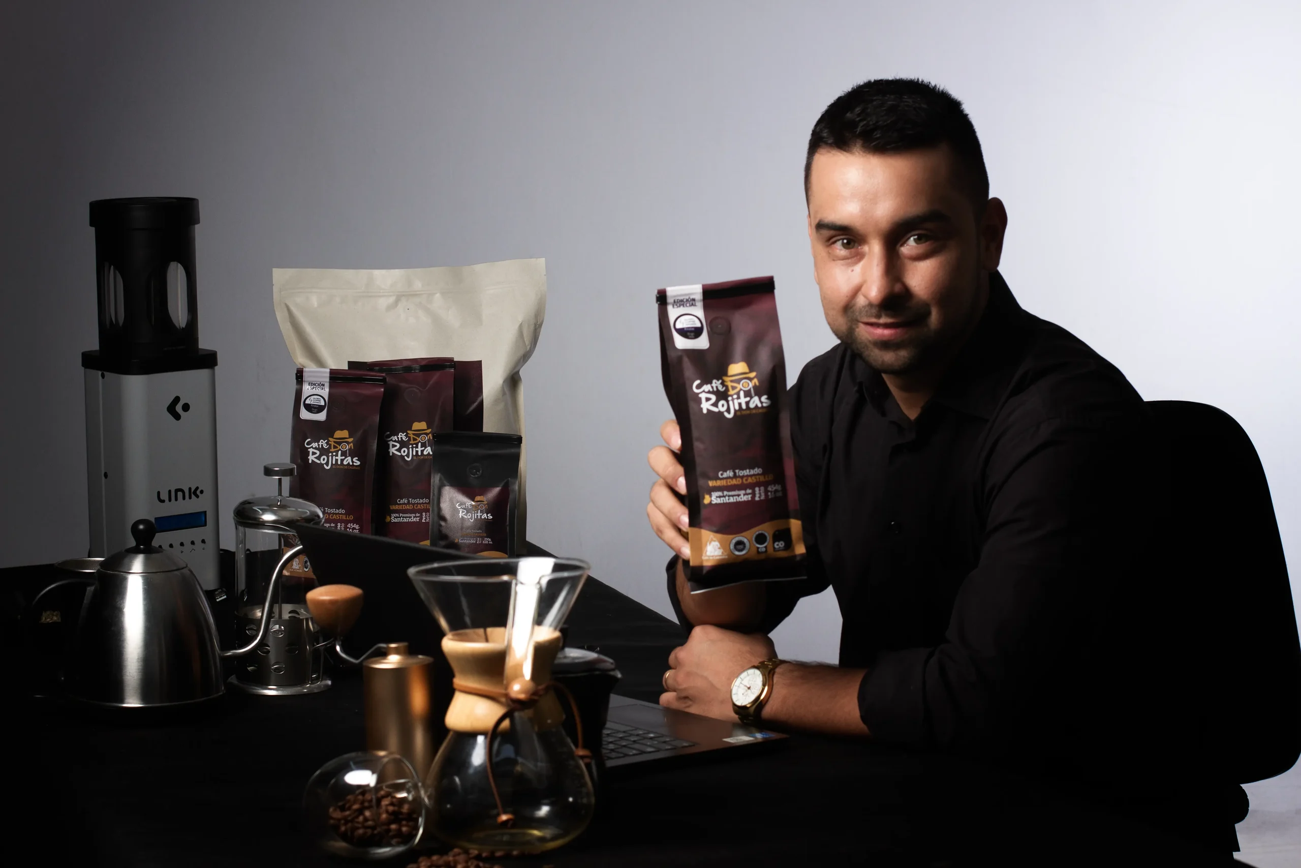 Fundador de Café Don Rojitas en Bucaramanga mostrando café tostado variedad Castillo de Santander Colombia