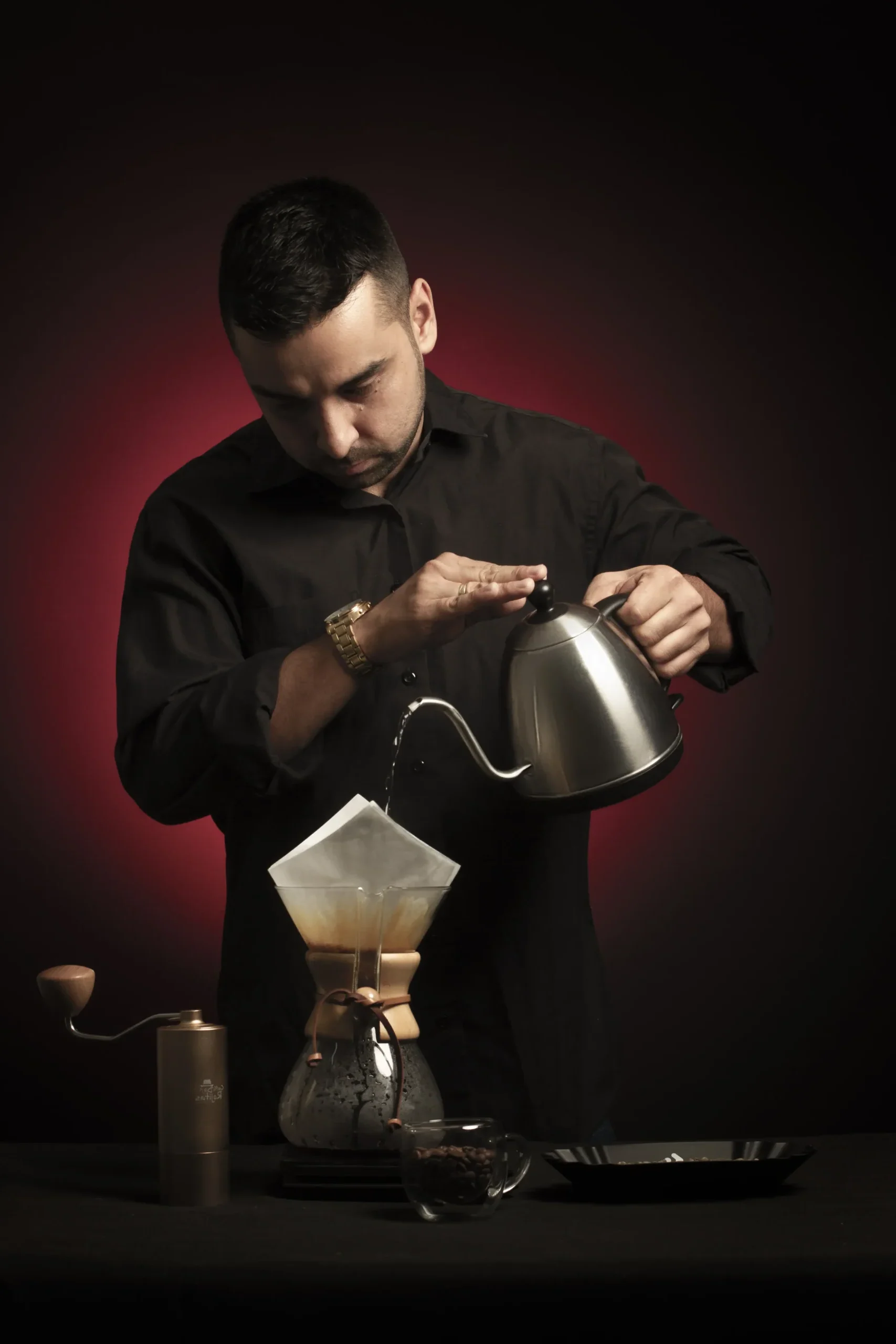 José Luis Rojas preparando café de especialidad en Bucaramanga, Santander – Café Don Rojitas.