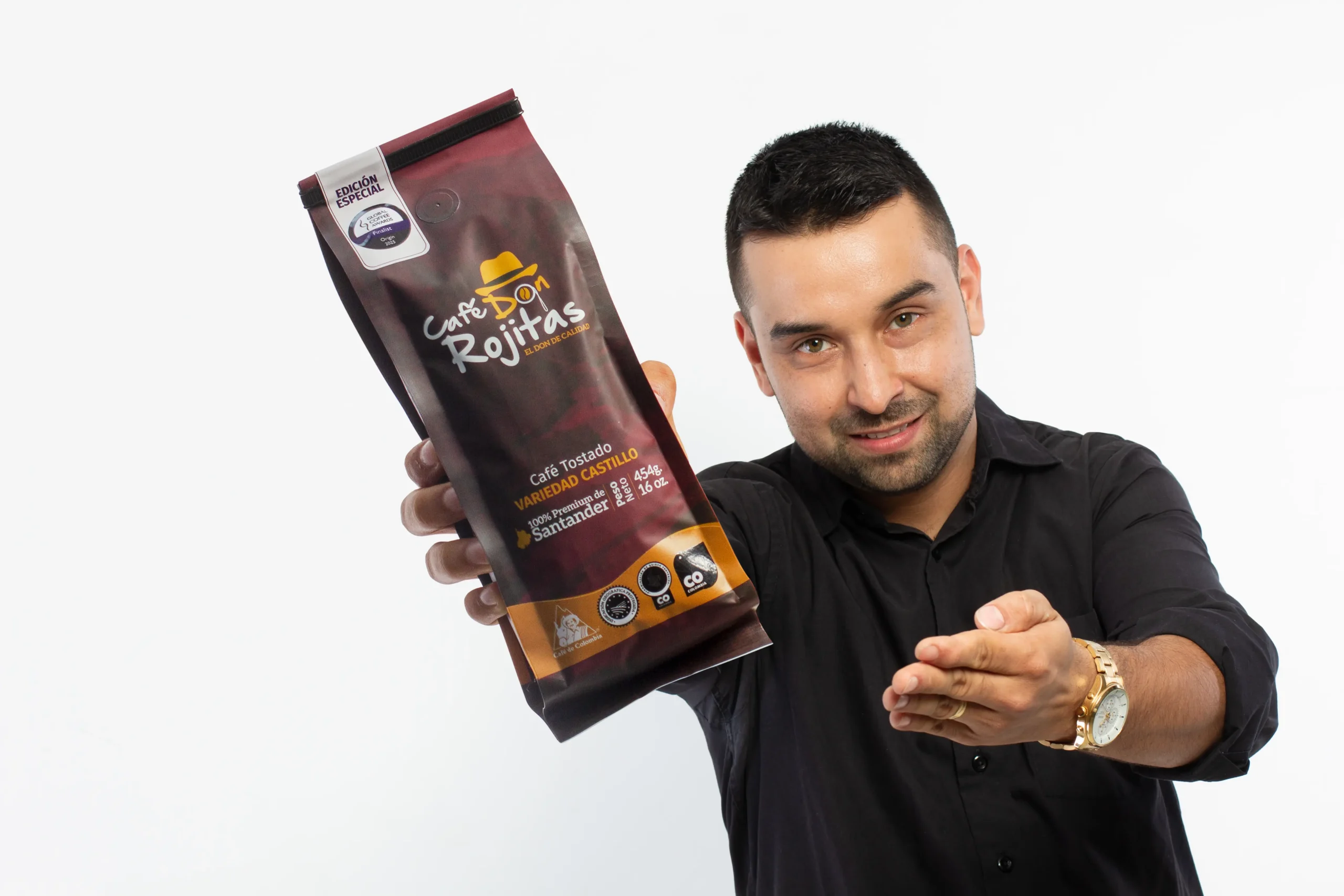 José Luis Rojas mostrando Café Don Rojitas Variedad Castillo, café premium 100% de Santander Colombia.