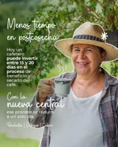 Caficultora de Santander sosteniendo una taza de café mientras destaca los beneficios de la reducción del tiempo de postcosecha en la producción cafetera.