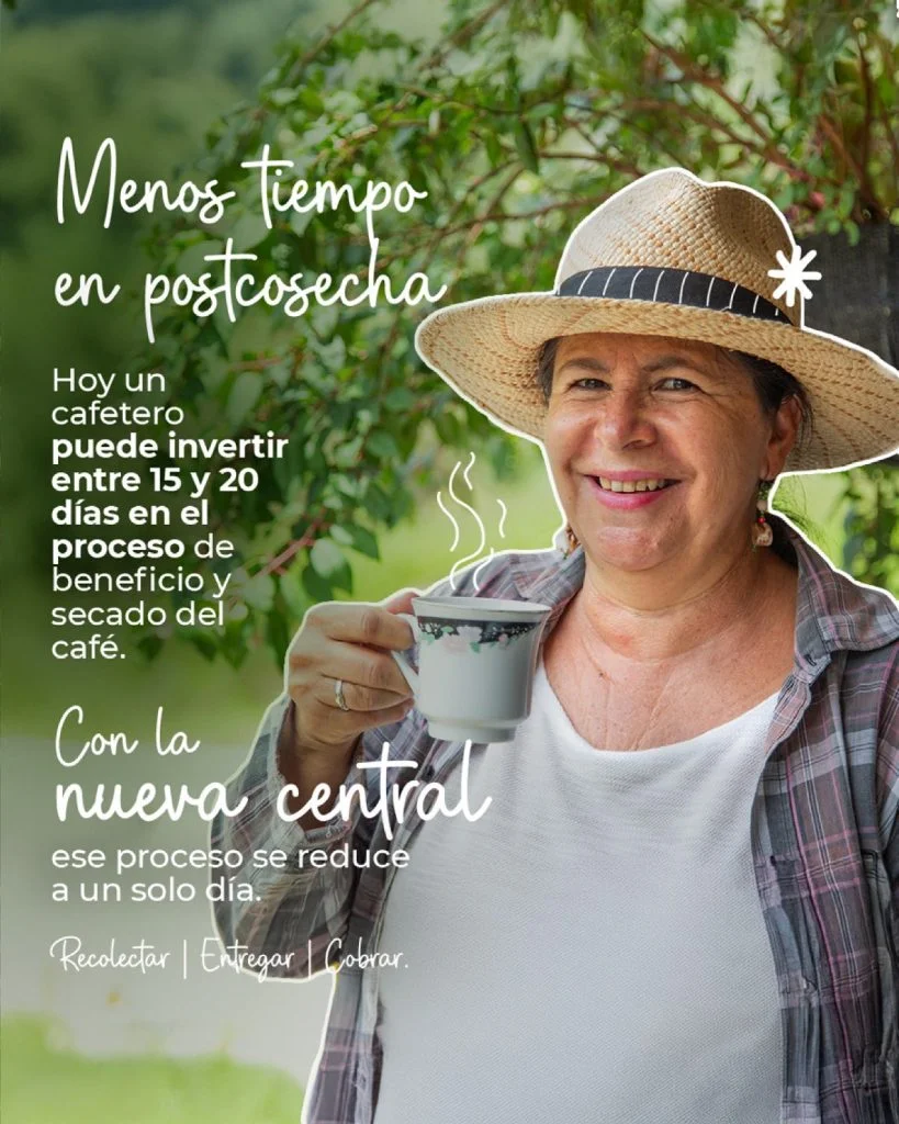 Caficultora de Santander sosteniendo una taza de café mientras destaca los beneficios de la reducción del tiempo de postcosecha en la producción cafetera.